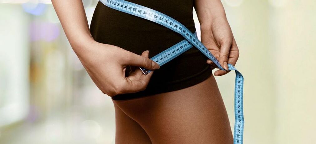 אישה רושמת את התוצאות של ירידה יעילה במשקל
