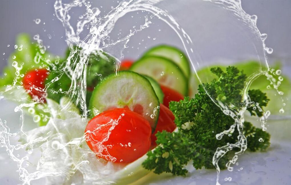 מזון בריא ומים הם מרכיבים חשובים הדרושים לירידה במשקל