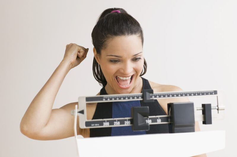 אישה שמחה לרדת במשקל על דיאטת מאגי